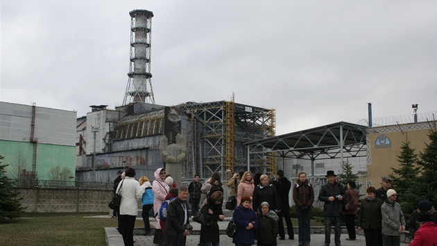 ernobylský IV. reaktor se sarkofágem. Dnes i oblíbená turistická atrakce