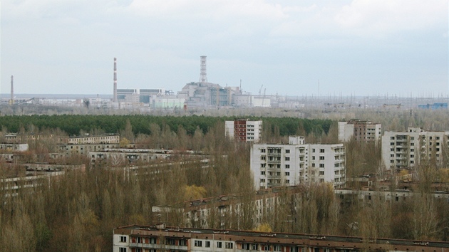 Černobylský III. a IV. blok přes domy opuštěného města Pripjať, které leží jen...