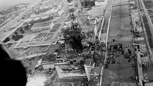 Archivní snímek reaktoru z května 1986. V době po uhašení požáru, ale ještě před startem prací na sarkofágu. 