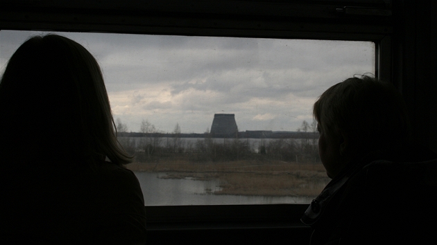 Prvn, co nvtvnci pi pjezdu vlakem k ernobylu uvid, je nedokonen chladc v blok 5 a 6