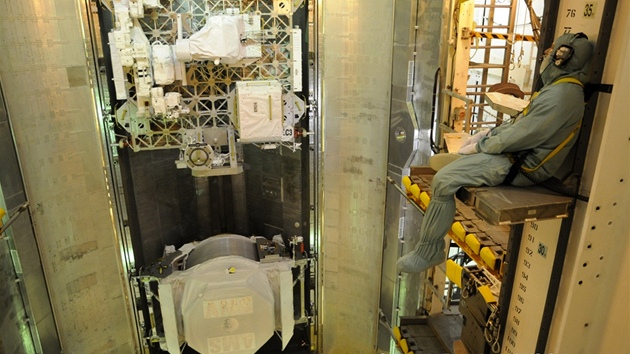 Pohled na spektrometr AMS v nákladovém prostoru na rampě stojícího raketoplánu Endeavour