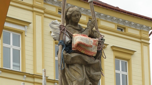 Socha Panny Marie z eleznobrodského námstí má ji opravenou hlavu.