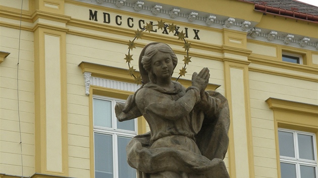 Opravená socha Panny Marie stojí na svém míst� na nám�stí v �elezném Brod�.
