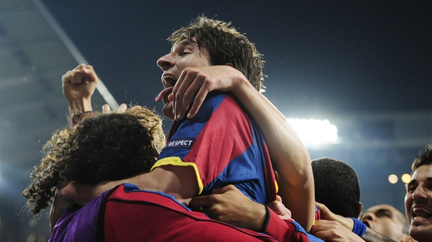 HORA RADOSTI. A úpln nahoe je Lionel Messi, práv on dal oba góly Barcelony.