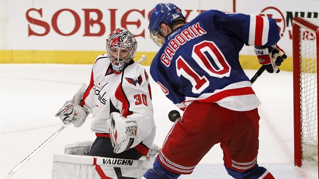 Marián Gáborík z New Yorku Rangers v anci ped brankáem Washingtonu Michalem Neuvirthem. 