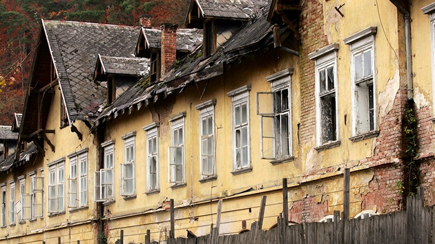Komplex budov bývalých lázní v Kyselce nadále chátrá. 