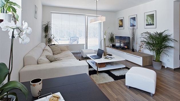 Do interiéru si majitelé vybrali kvalitní plovoucí podlahu a bílý lakovaný nábytek. Zdroj: www.mujdum.cz