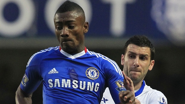 Salomon Kalou (vlevo) z  Chelsea a Stuart Parnaby z Birminghamu.