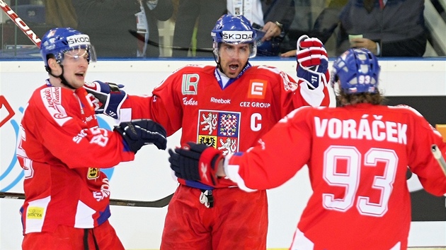 Kapitán eského týmu Tomá Rolinek (uprosted) se raduje se spoluhrái z gólu.