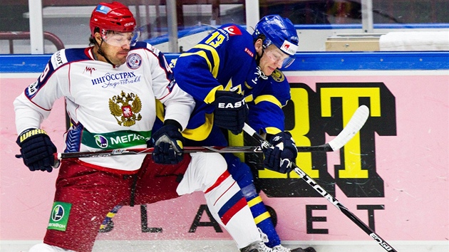 védský hokejista Tom Wandell (vpravo) v souboji s Jevgenijem Arjuchinem z týmu Ruska.