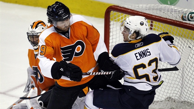 Scott Hartnell z Philadelphie (vlevo) v souboji s Tylerem Ennisem z Buffala. 