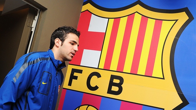 Cesc Fabregas v útrobách barcelonského stadionu Nou Camp. Bude to v pítí sezon kadodenní samozejmost?