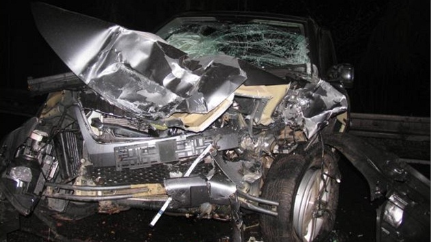 Zdemolovaný v�z suzuki po srá�ce s autobusem u Be�ova nad Teplou.