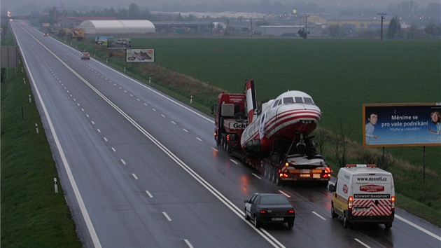 Peprava jednoho ze esti prototyp nejvtího eskoslovenského letounu Let L-610M z Kunovic na Uherskohradisku do olomouckého leteckého muzea.