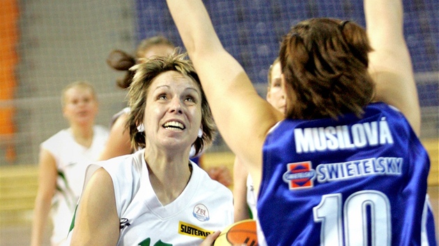Kate�ina K�í�ová z brn�nského Valosunu (s mí�em) se zkou�í prosadit proti obran� Strakonic. Vpravo Jitka Musilová.