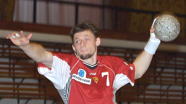 Daniel �urda v dresu Dukly Praha.