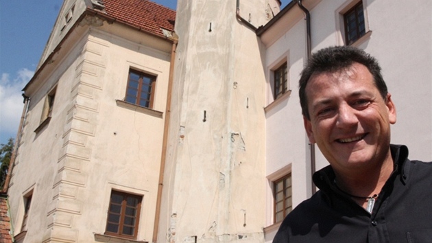 Italský podnikatel Alessandro Alagia opravuje zámek v Oechov.