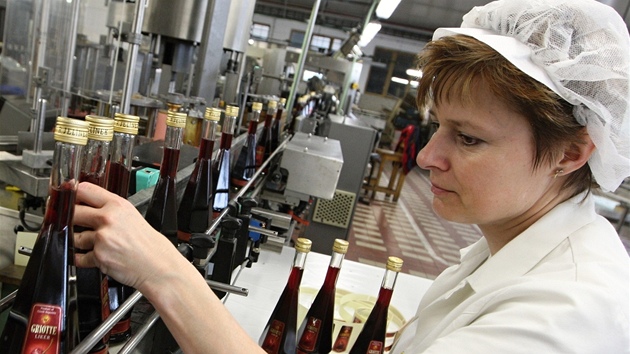 Výroba destilát v likérce Rudolf Jelínek ve Vizovicích