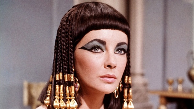 Elizabeth Taylorová jako Kleopatra ve stejnojmenném filmu z roku 1963