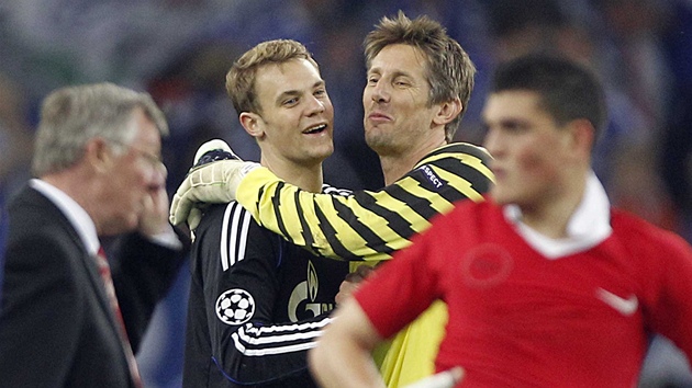 VEDL SIS DOBE. Gólmani Neuer a Van der Sar (vpravo) se zdraví po utkání Schalke a Manchesteru.