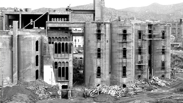 Architekt Ricardo Bofill si v roce 1973 koupil rozpadlou cementárnu v Barcelon.