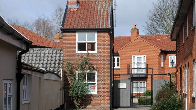 Nejhuben�j�í d�m Británie stojí v m�ste�ku Framlingham v Suffolku v Anglii. 