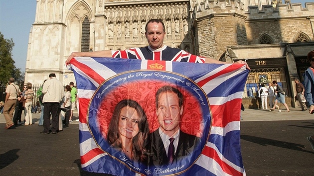 Fanou�ek John Loughrey �eká na svatbu prince Williama a Kate Middletonové