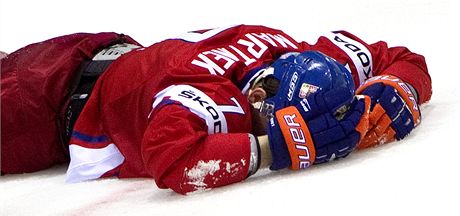 ZRANNÍ. Radek Martínek leí na led po tvrdém zákroku Lotye Kuldy.