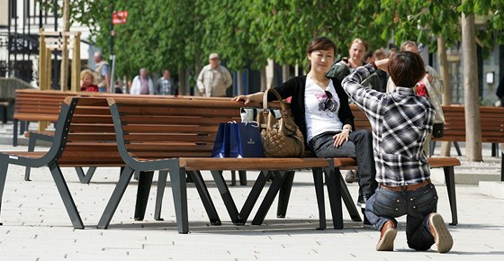 Za zvuku sirén se nkteí turisté v Karlových Varech shánjí po krytu. (Ilustraní snímek)