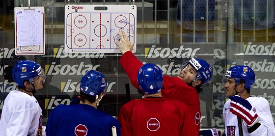 TAKHLE TO MUSÍME HRÁT! Jaromír Jágr pi tréninku udílí pokyny spoluhrám.