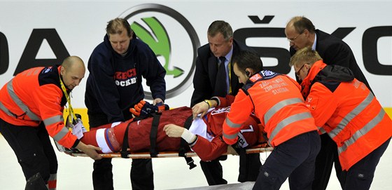 NEPŘÍJEMNÝ MOMENT. Záchranáři odvážejí českého hokejistu Radka Martínka z ledu na nosítkách.