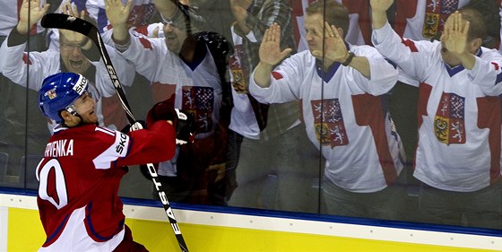 Roman Červenka se raduje z branky proti Lotyšsku, to byl jeho první a na dlouho poslední gól na turnaji.