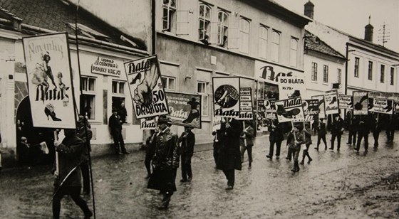 Svátek práce 1.kvtna 1924. První spolená prvomájová oslava Baových spolupracovník.