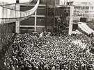 Desetitisíce lidí se zúastnily oslav Prvního máje v roce 1932. Byly poslední, kterých se zúastnil také Tomá Baa. O dva a pl msíce pozdji tragicky zahynul.