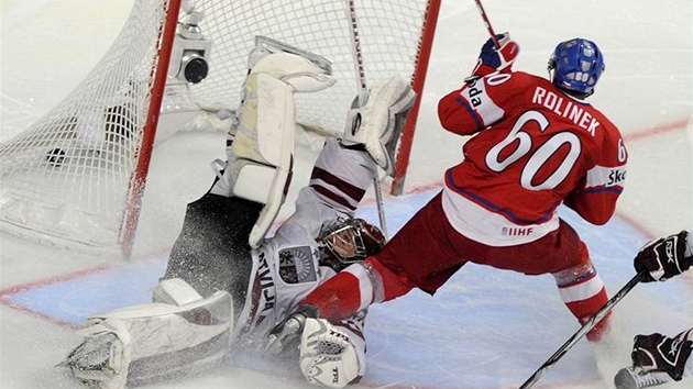 SPECIALISTA NA OSLABENÍ. eský kapitán Tomá Rolinek pekonává Egdarse Masalskise v oslabení. Dal první gól týmu proti Lotysku a pak se zranil.