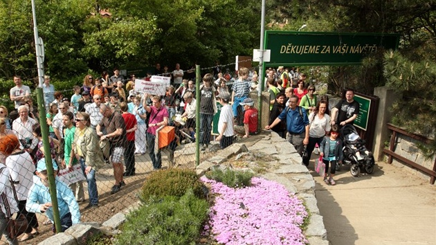 Lidé v Troji protestují proti oplocení botanické zahrady
