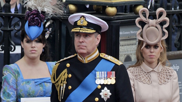 Princ Andrew se svými dcerami Eugenií (vlevo) a Beatrice (vpravo). Práv mladí...