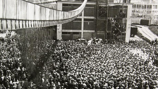 Desetitisíce lidí se zú�astnily oslav Prvního máje v roce 1932. Byly poslední, kterých se zú�astnil také Tomá� Ba�a. O dva a p�l m�síce pozd�ji tragicky zahynul.