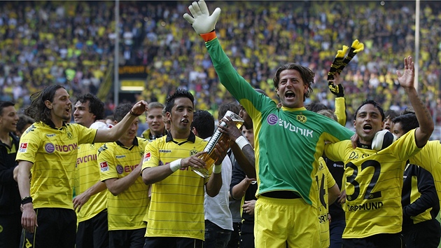 NEJLEPÍ V NMECKU. Hrái Dortmundu se radují z mistrovského titulu.