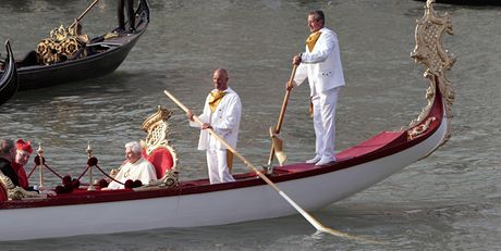 Pape Benedikt XVI. pi projce po bentskch kanlech.