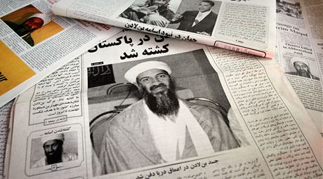 Zpráva o smrti Usámy bin Ládina na stránkách afghánských novin (2. kvtna 2011)