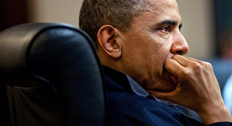 Americký prezident Barack Obama sleduje operaci proti bin Ládinovi. (1. kvtna...