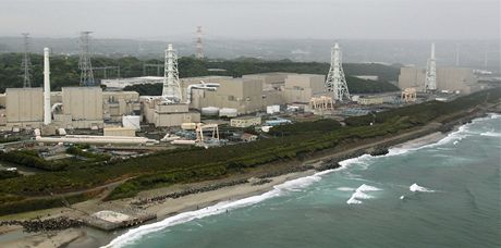 Pohled na japonskou jadernou elektrárnu Hamaoka (7. kvtna 2011)
