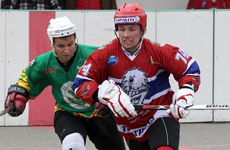 Z hokejbalového souboje Jihlava - Sudomice (zelení). Vpravo je útoník Miroslav Tetina, který hraje 1.hokejovou ligu za Havlíkv Brod.