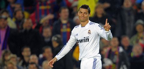 NESPOKOJENÁ HVZDA. Cristianu Ronaldovi se nco nezdá.
