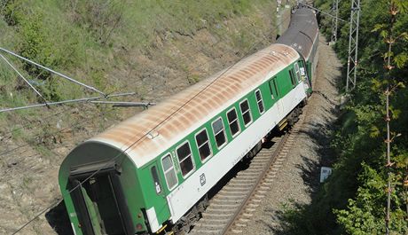 Vykolejený osobní vlak ve Stíbe