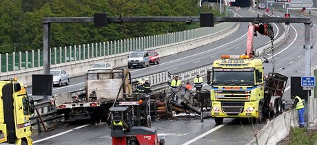 Odstraování následk nehody kamionu  s acetylenovými lahvemi na dálnici D5 u Plzn