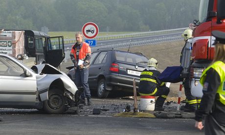 Následky sráky dvou osobních aut na obchvatu Temoné