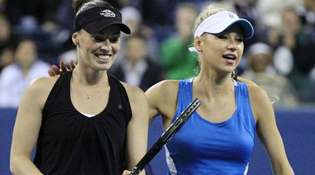 Martina Hingisová (vlevo) pi exhibici na US Open 2010 po boku Anny Kurnikovové