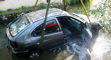 Hasii i potápi lovili auto utopené v náhonu v Litovli.